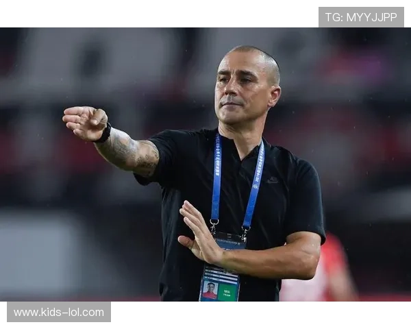 足球迷装扮成球星模样展现球迷热情和对偶像崇拜的创意造型